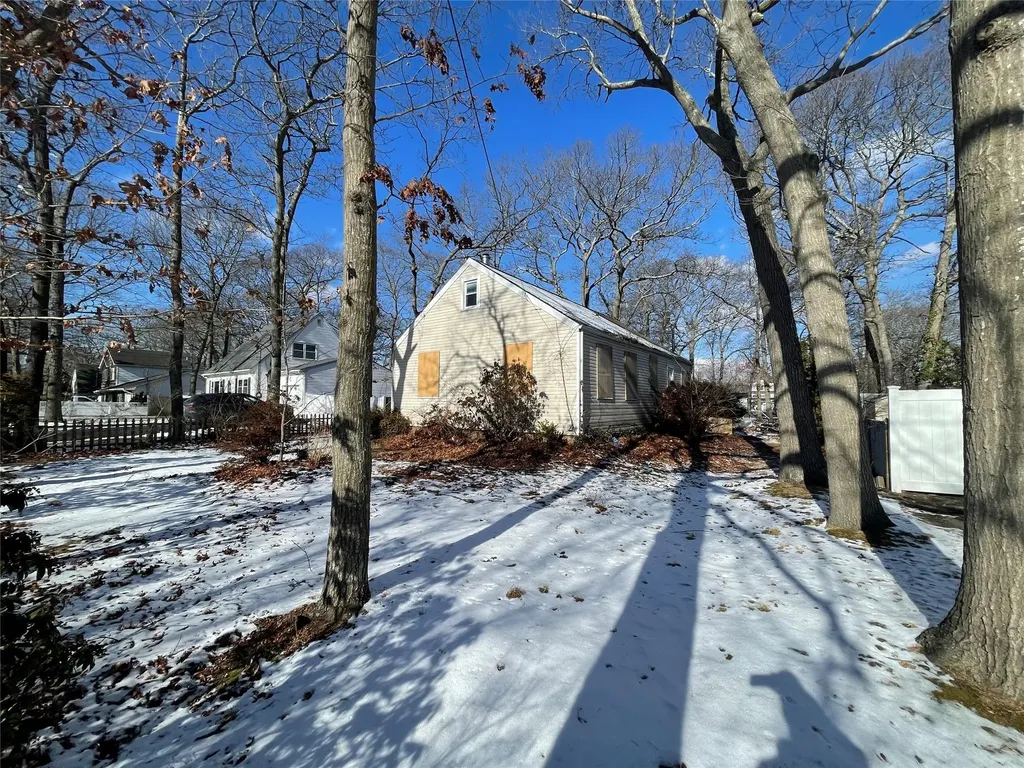 16 Clinton Avenue Mastic NY 11950