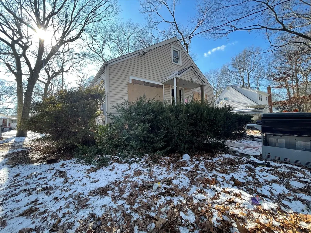 16 Clinton Avenue Mastic NY 11950