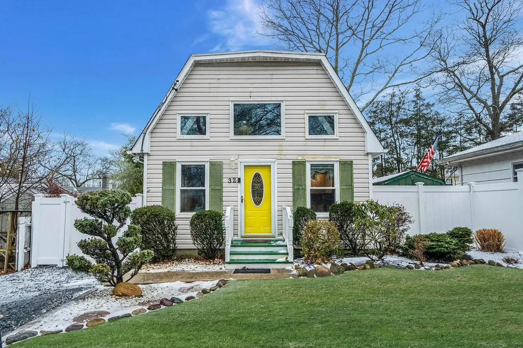 32 Florence Street Brookhaven NY 11772
