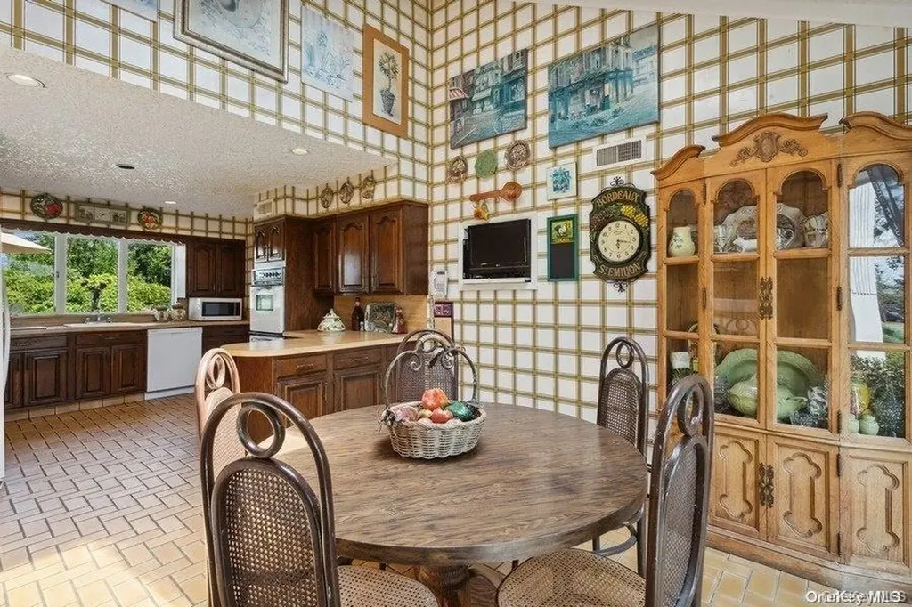 30 Thixton Drive Hewlett Harbor NY 11557