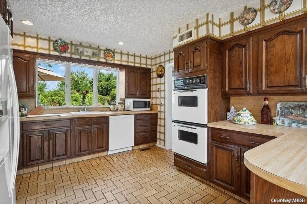 30 Thixton Drive Hewlett Harbor NY 11557