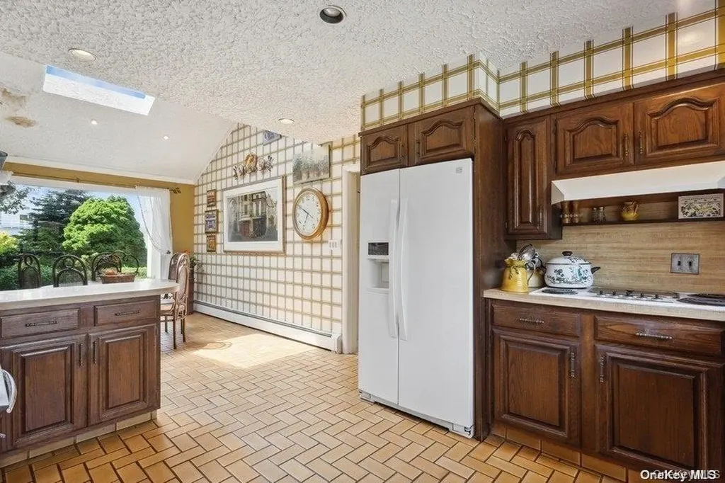 30 Thixton Drive Hewlett Harbor NY 11557