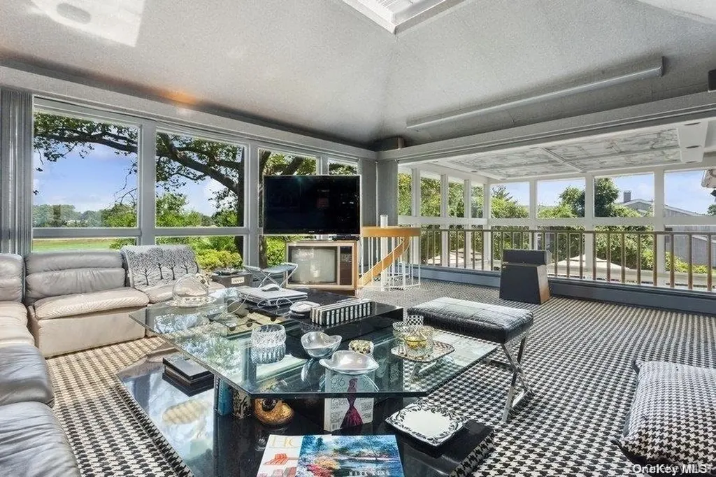 30 Thixton Drive Hewlett Harbor NY 11557
