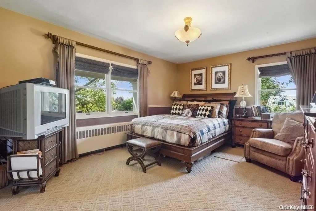 30 Thixton Drive Hewlett Harbor NY 11557