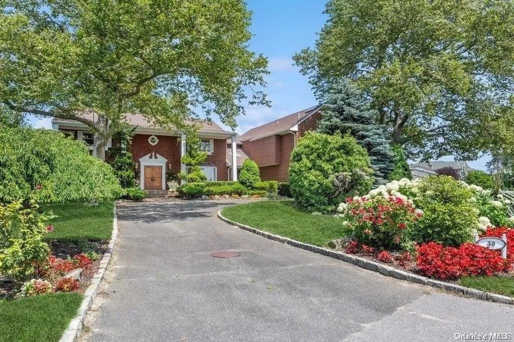 30 Thixton Drive Hewlett Harbor NY 11557