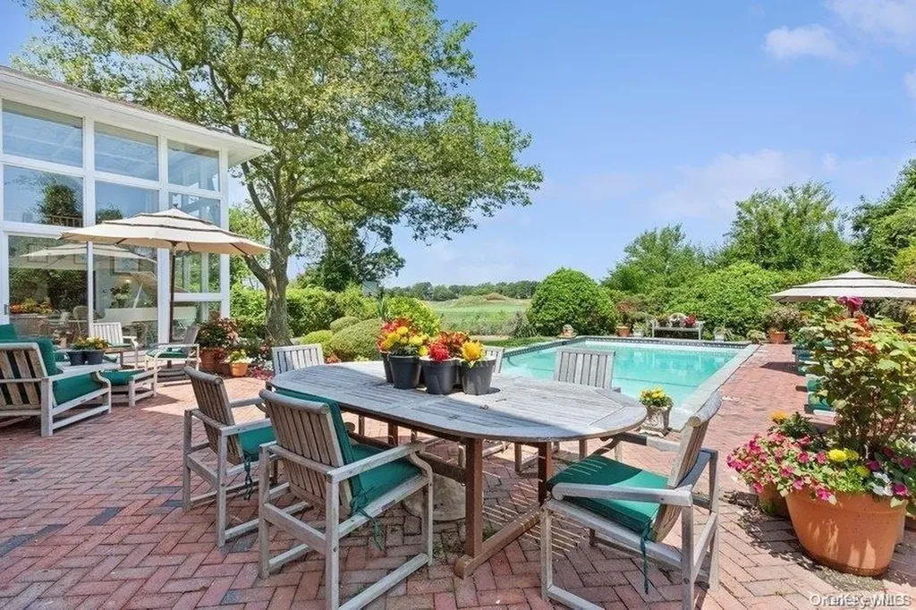 30 Thixton Drive Hewlett Harbor NY 11557