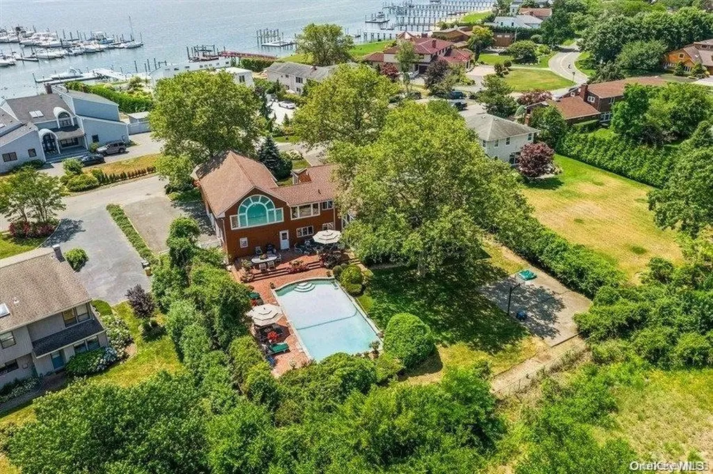 30 Thixton Drive Hewlett Harbor NY 11557