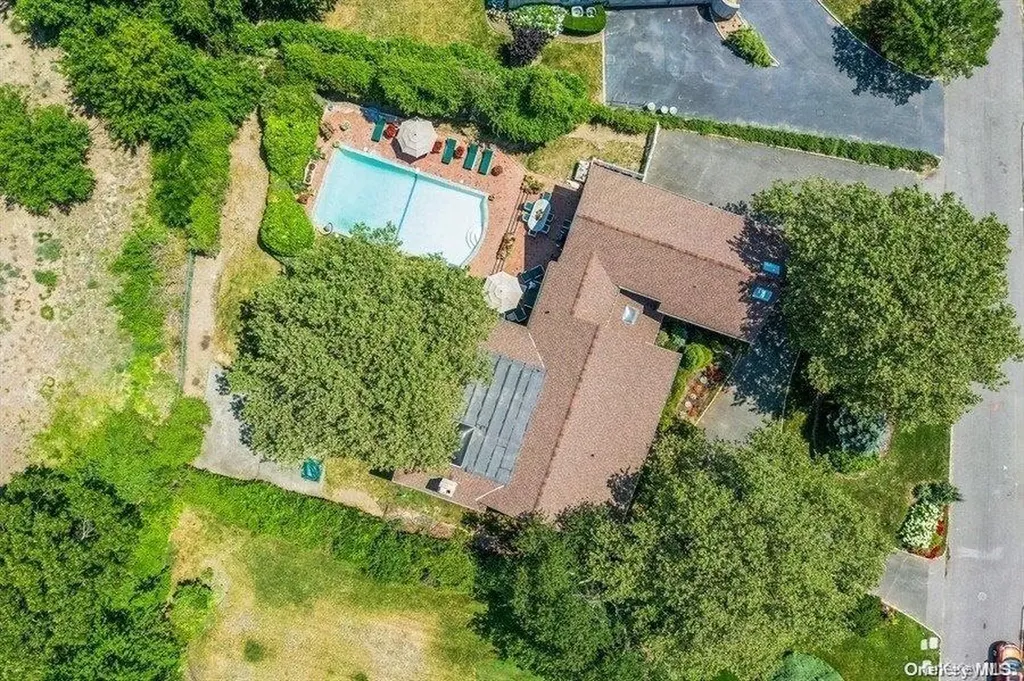 30 Thixton Drive Hewlett Harbor NY 11557