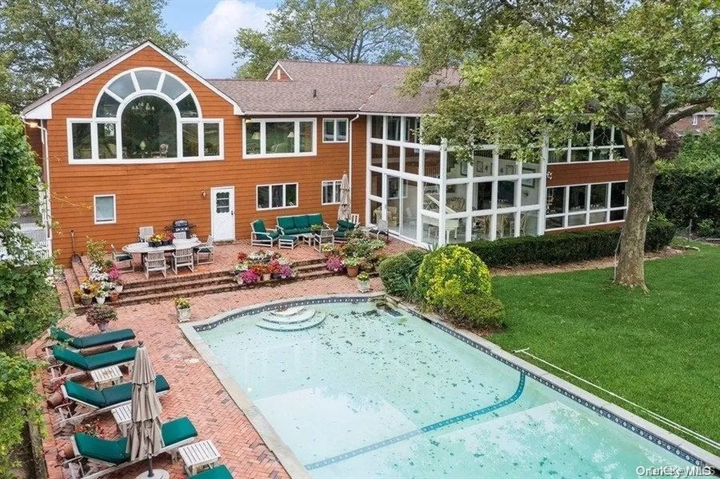 30 Thixton Drive Hewlett Harbor NY 11557