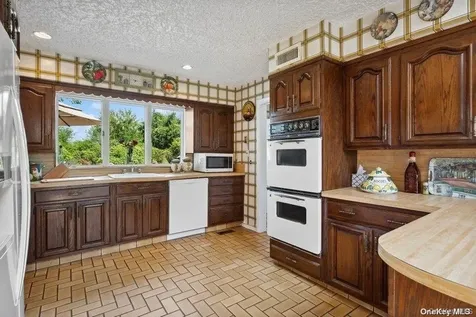 30 Thixton Drive Hewlett Harbor NY 11557