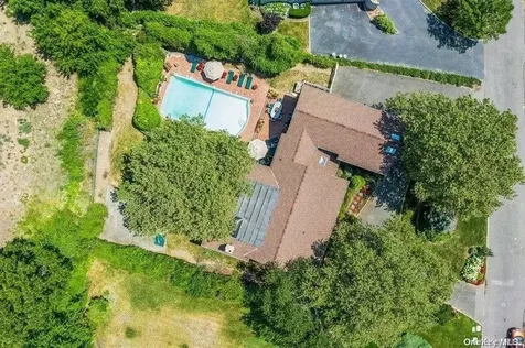 30 Thixton Drive Hewlett Harbor NY 11557