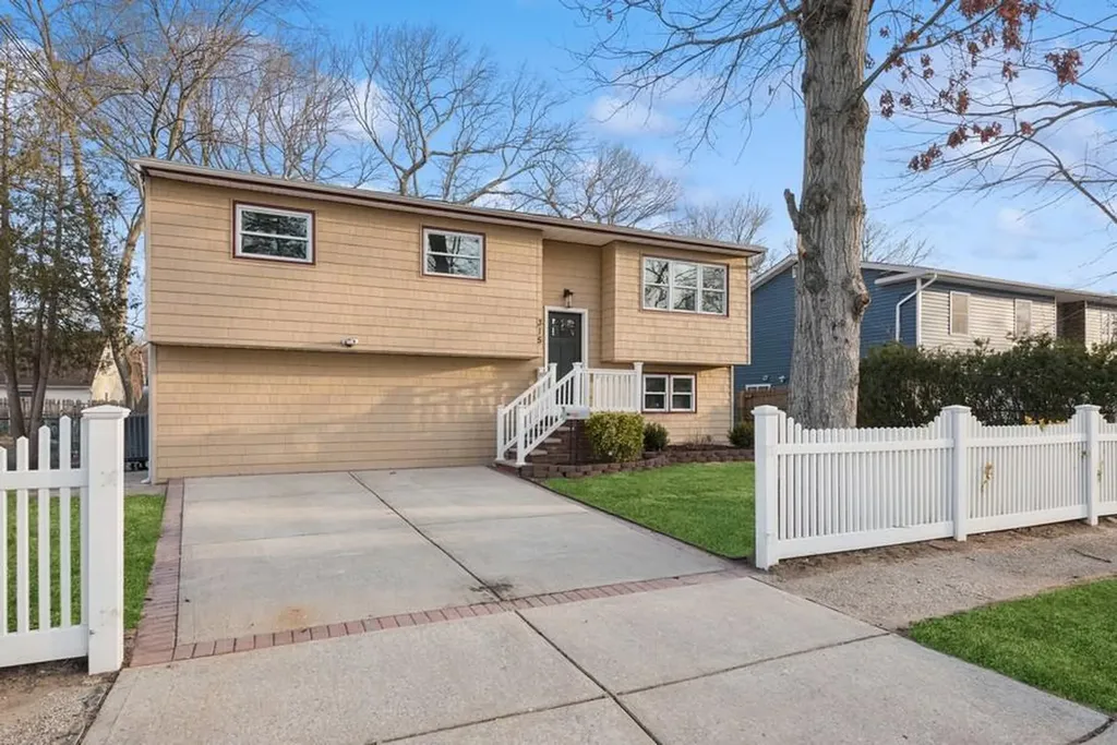 315 State Avenue Babylon NY 11798
