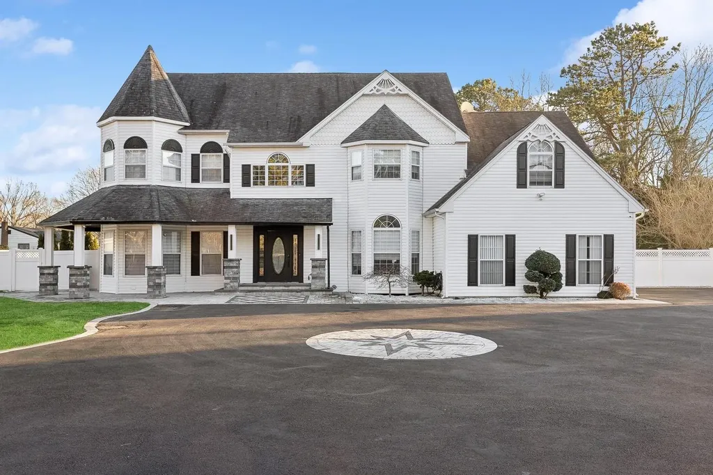 2 Blackpine Court Brookhaven NY 11742