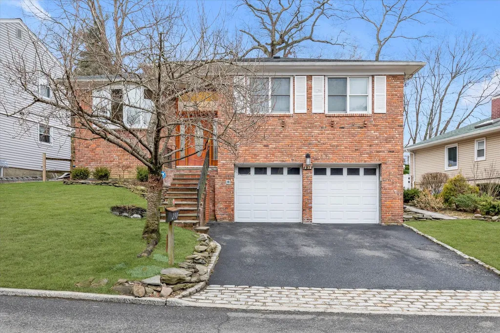 290 Thompson Shore Road Manhasset NY 11030