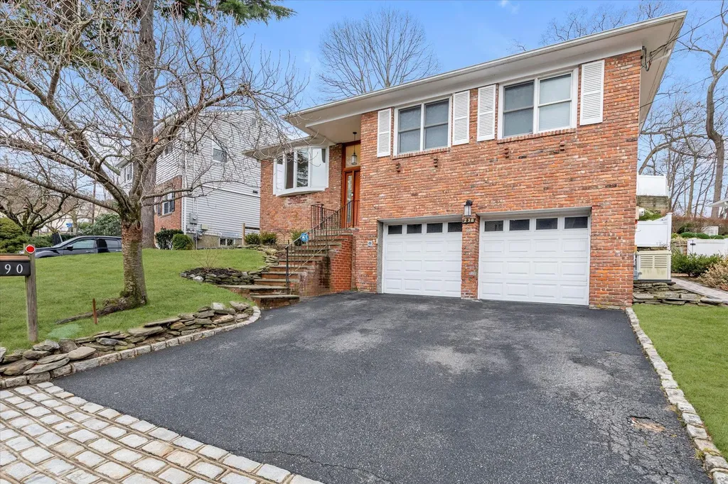 290 Thompson Shore Road Manhasset NY 11030
