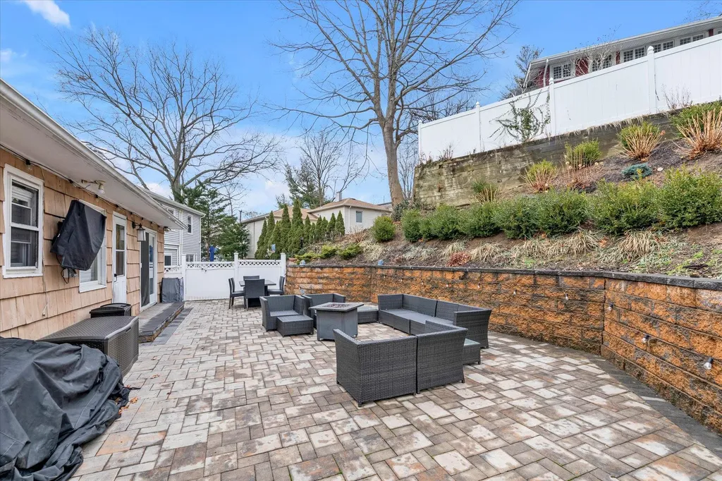 290 Thompson Shore Road Manhasset NY 11030