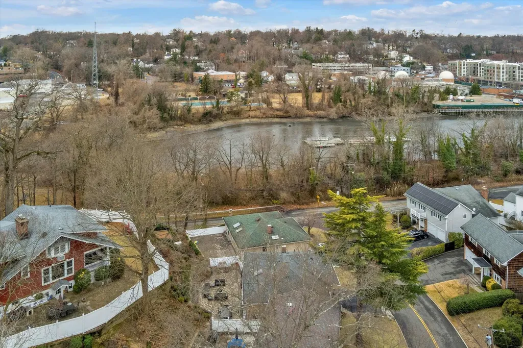 290 Thompson Shore Road Manhasset NY 11030