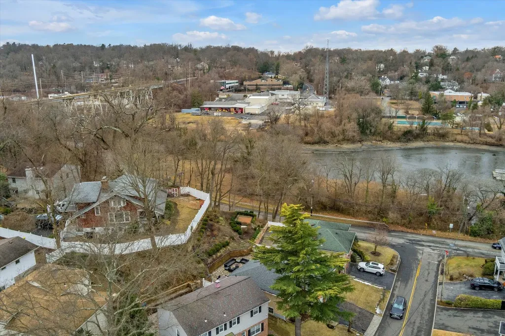 290 Thompson Shore Road Manhasset NY 11030