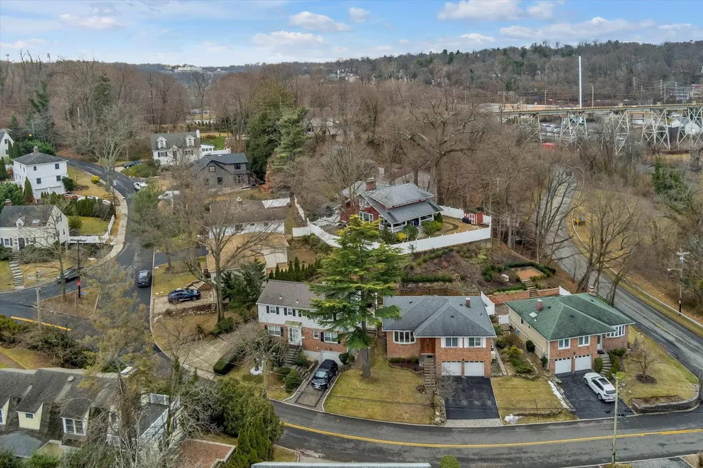 290 Thompson Shore Road Manhasset NY 11030