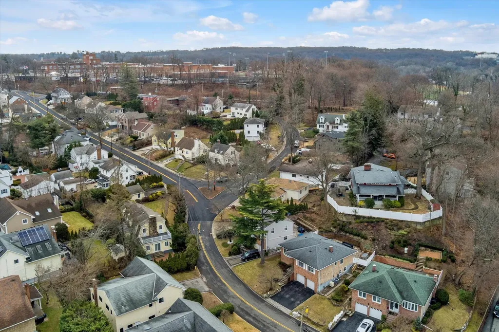 290 Thompson Shore Road Manhasset NY 11030