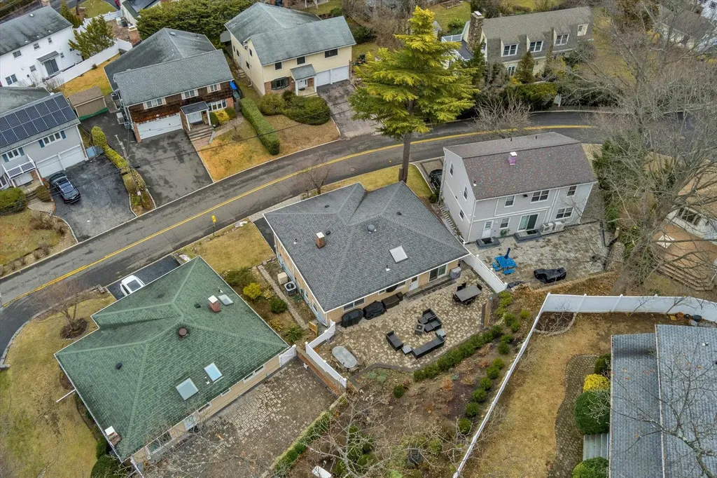 290 Thompson Shore Road Manhasset NY 11030