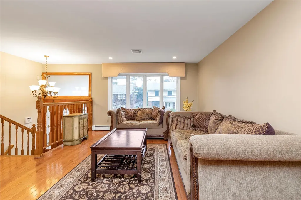 290 Thompson Shore Road Manhasset NY 11030