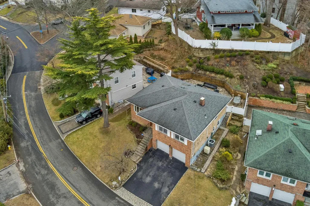 290 Thompson Shore Road Manhasset NY 11030
