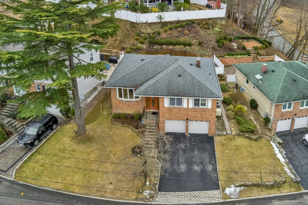 290 Thompson Shore Road Manhasset NY 11030