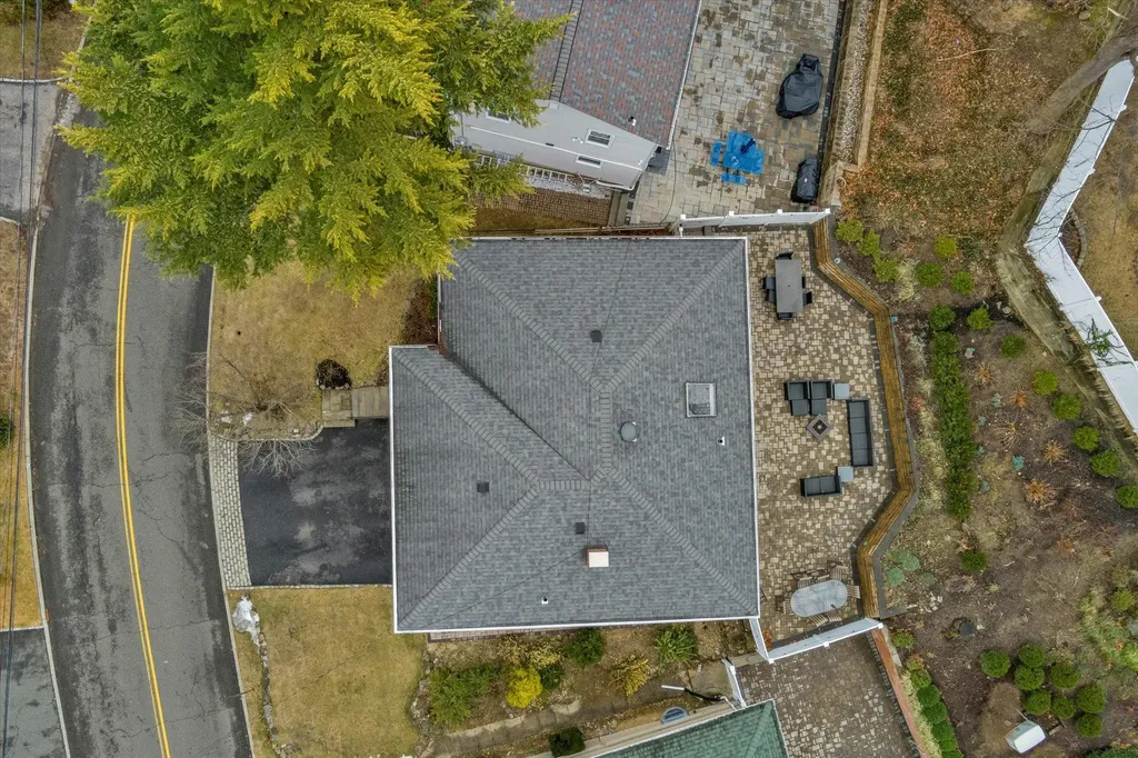 290 Thompson Shore Road Manhasset NY 11030
