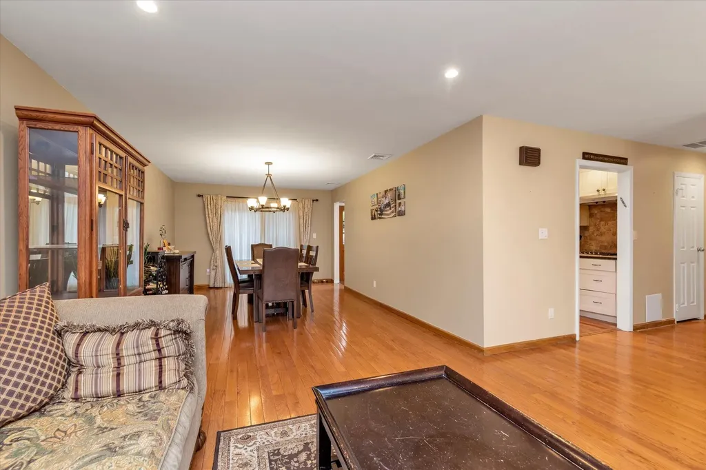 290 Thompson Shore Road Manhasset NY 11030