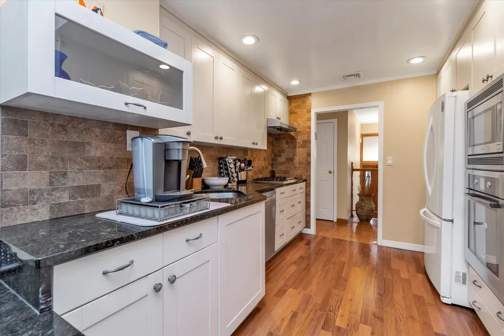 290 Thompson Shore Road Manhasset NY 11030
