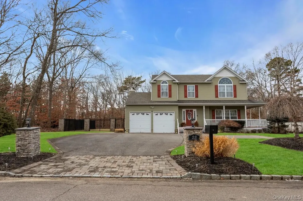 28 Williamsburg Way Yaphank NY 11980