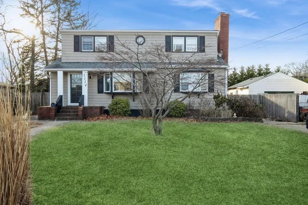 1114 Hyman Avenue Bay Shore NY 11706