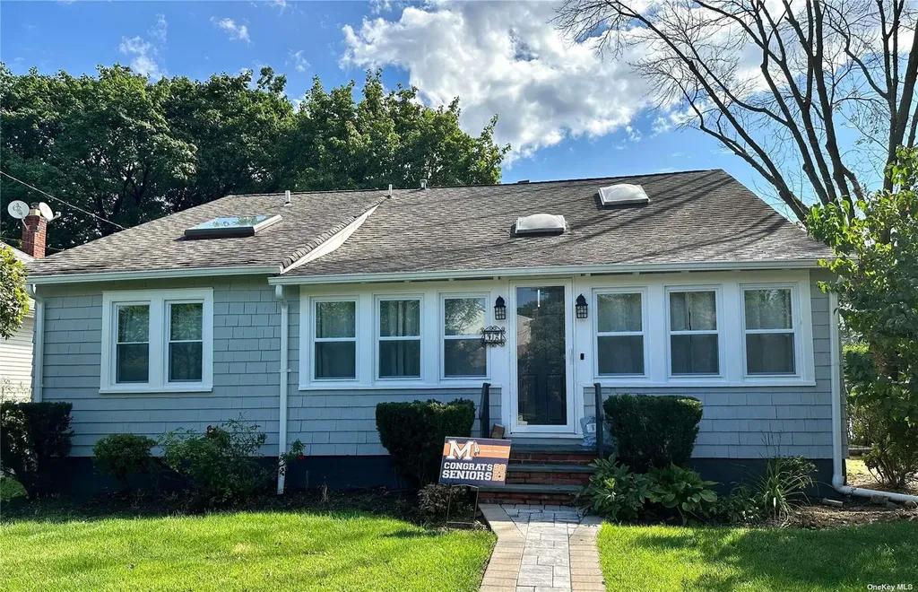 92 Clapham Avenue Manhasset NY 11030