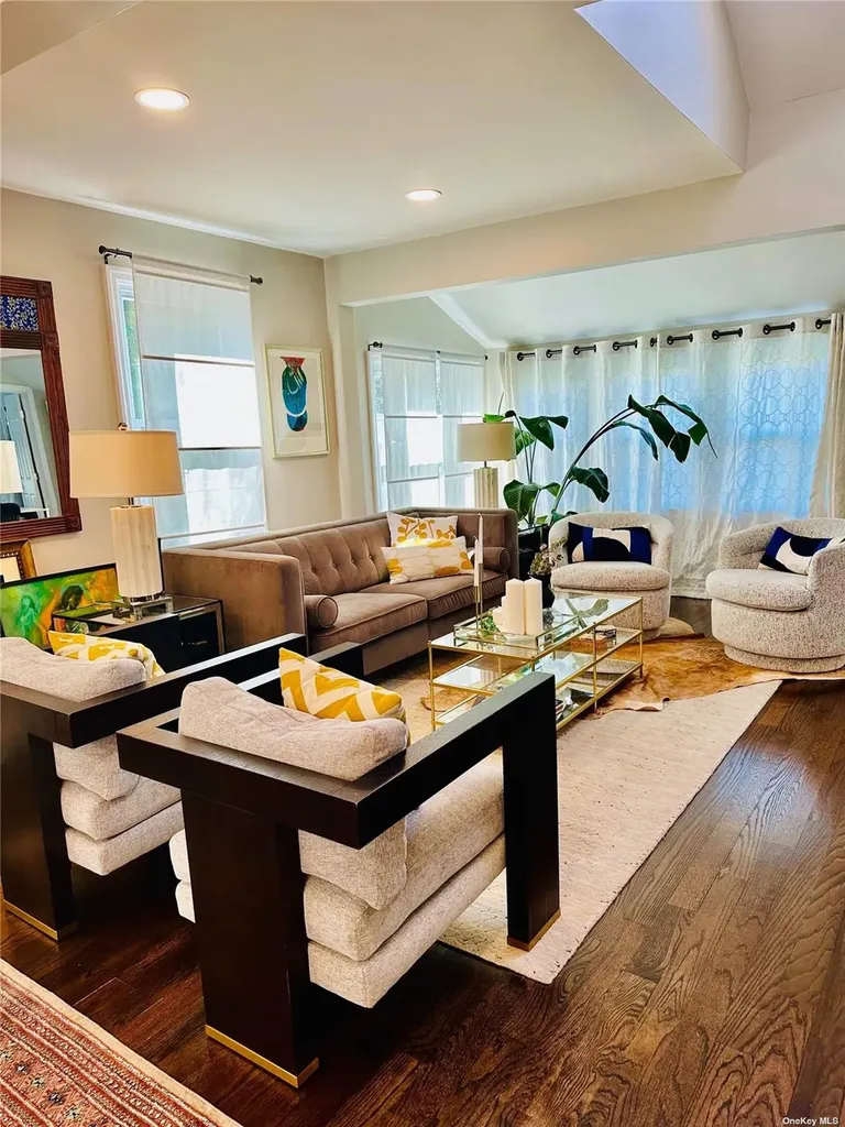 92 Clapham Avenue Manhasset NY 11030