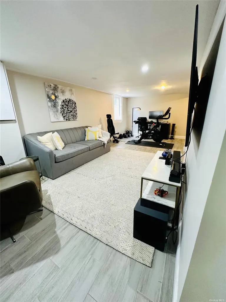 92 Clapham Avenue Manhasset NY 11030