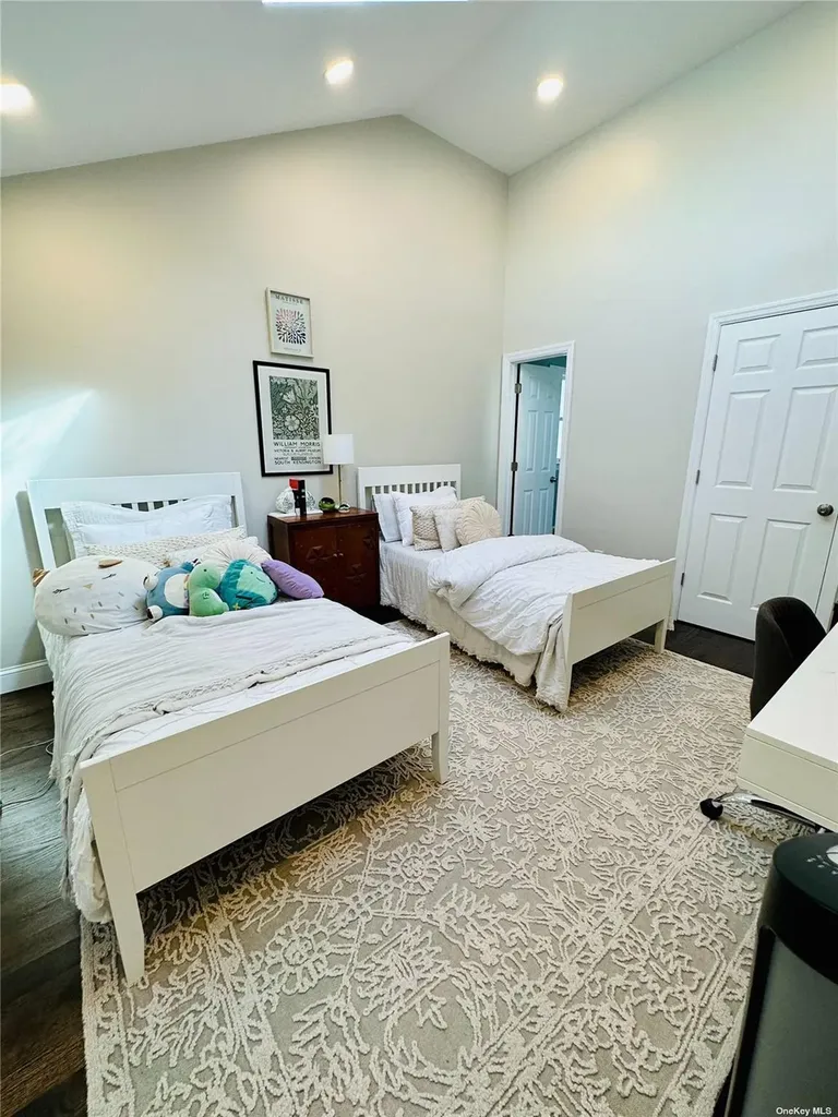 92 Clapham Avenue Manhasset NY 11030