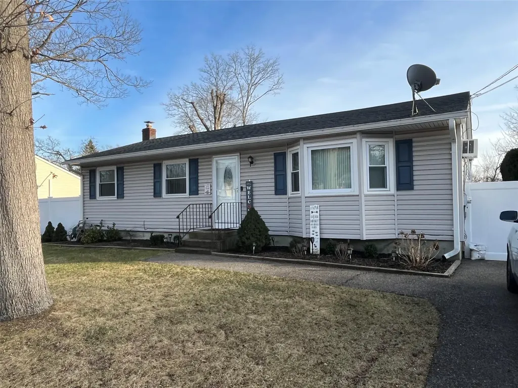 4 Curtis Court Mastic NY 11950
