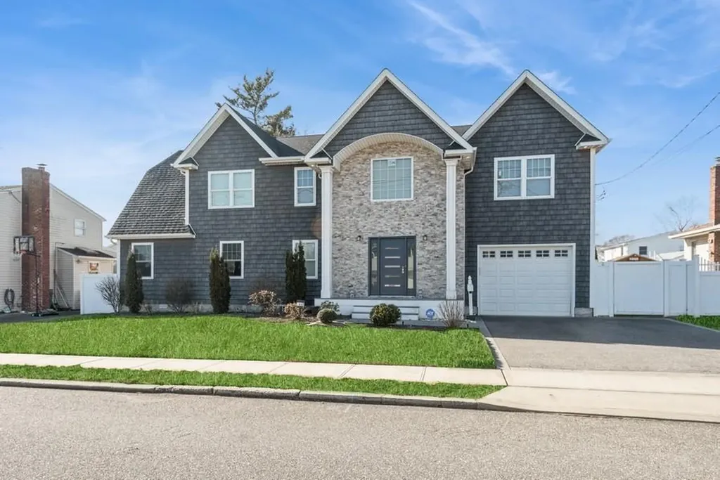 645 N Indiana Avenue Babylon NY 11757