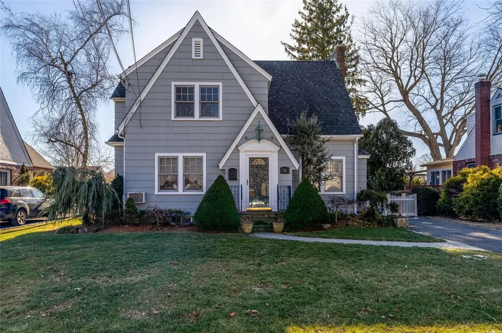 14 Garden Place Bay Shore NY 11706