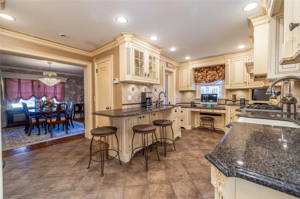 14 Garden Place Bay Shore NY 11706