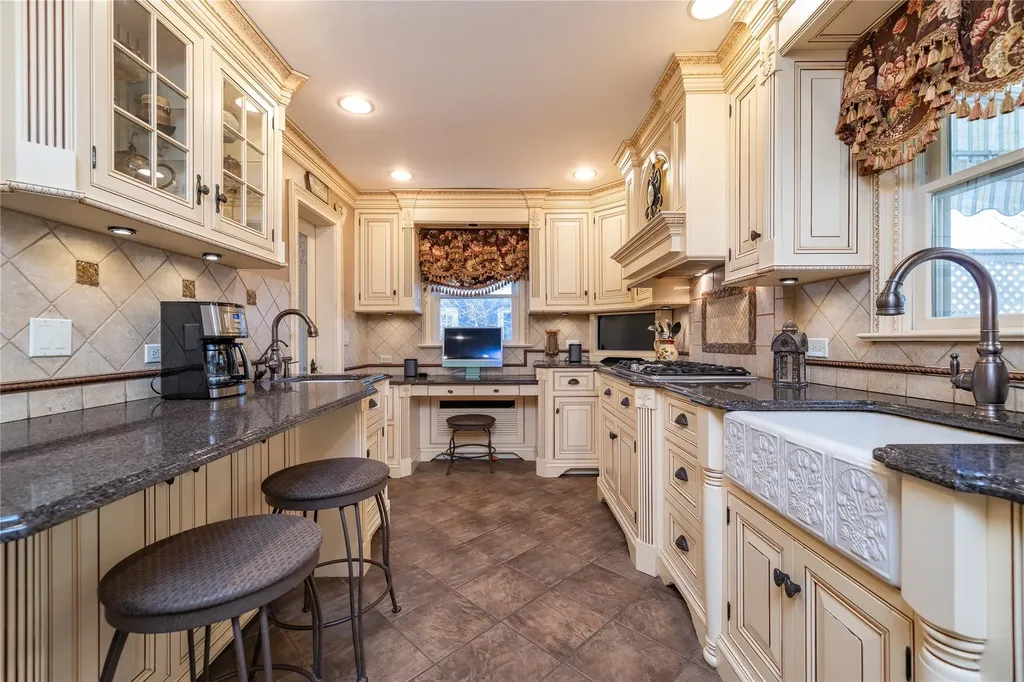 14 Garden Place Bay Shore NY 11706