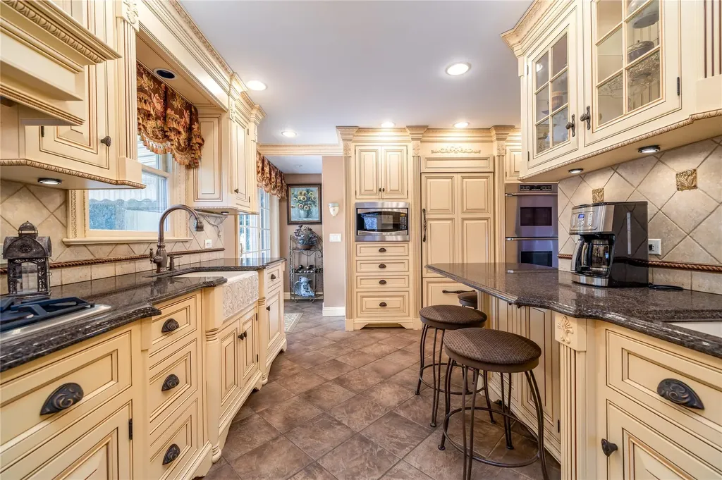 14 Garden Place Bay Shore NY 11706