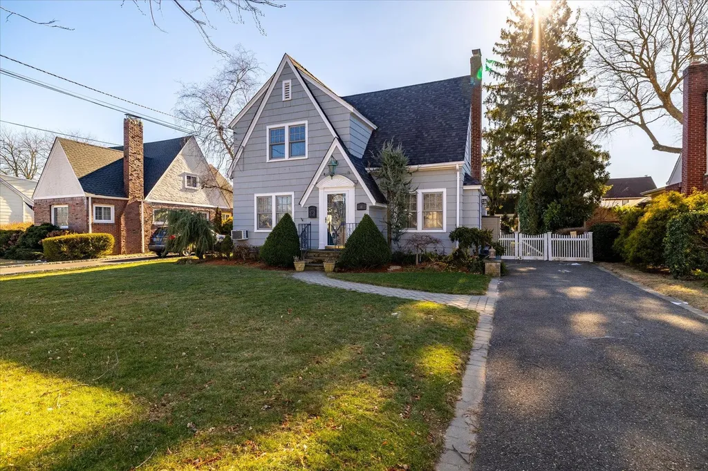 14 Garden Place Bay Shore NY 11706