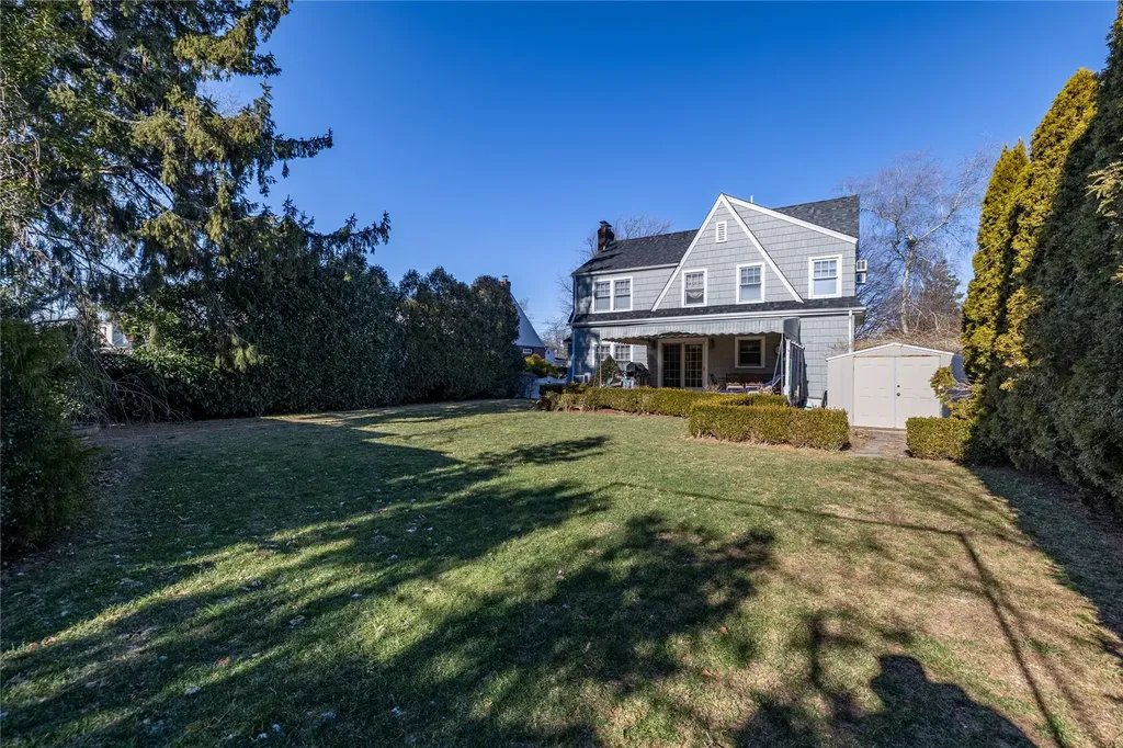 14 Garden Place Bay Shore NY 11706