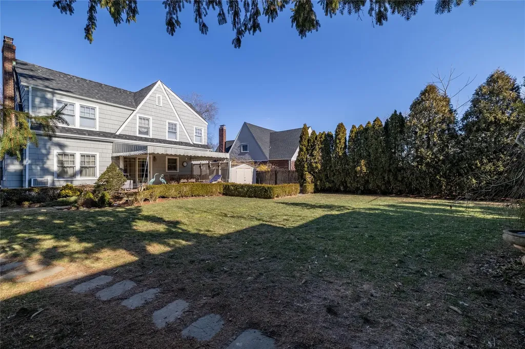 14 Garden Place Bay Shore NY 11706