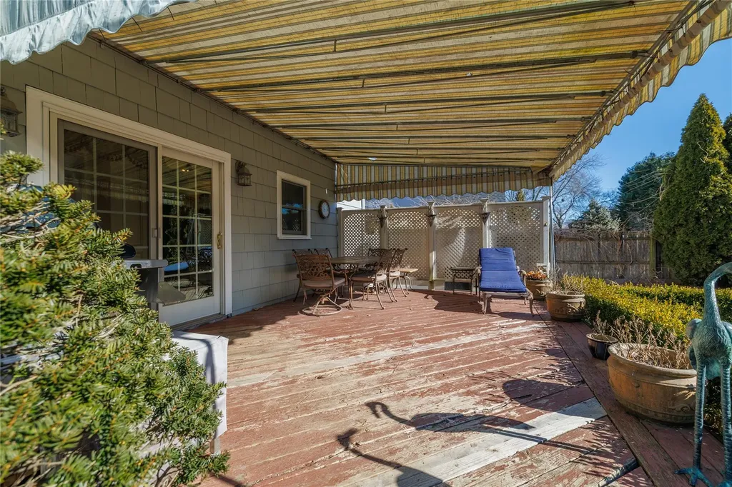 14 Garden Place Bay Shore NY 11706