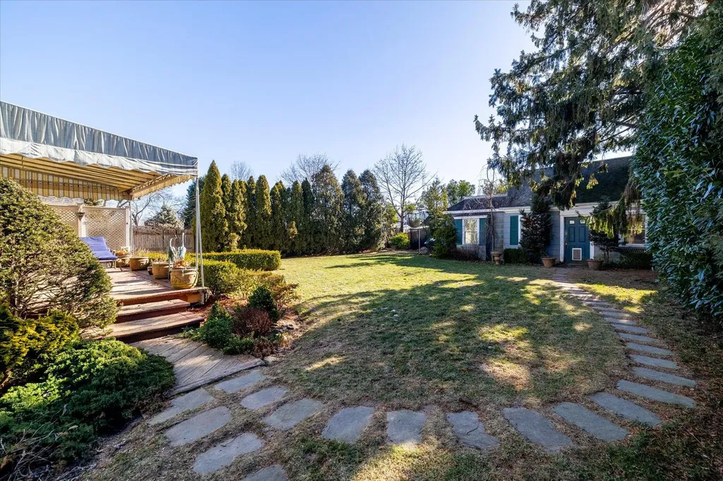 14 Garden Place Bay Shore NY 11706