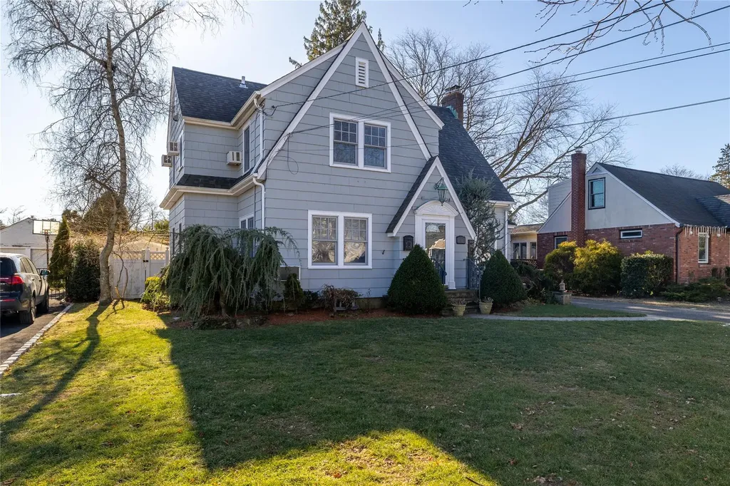 14 Garden Place Bay Shore NY 11706