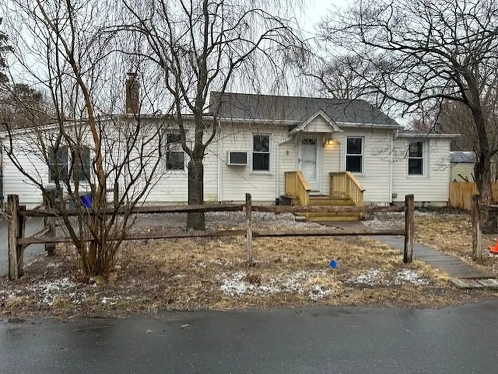 2 Beverly Avenue Copiague NY 11726